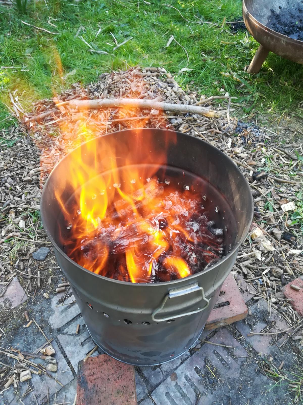 Holzkohle selber herstellen | Tausendschön